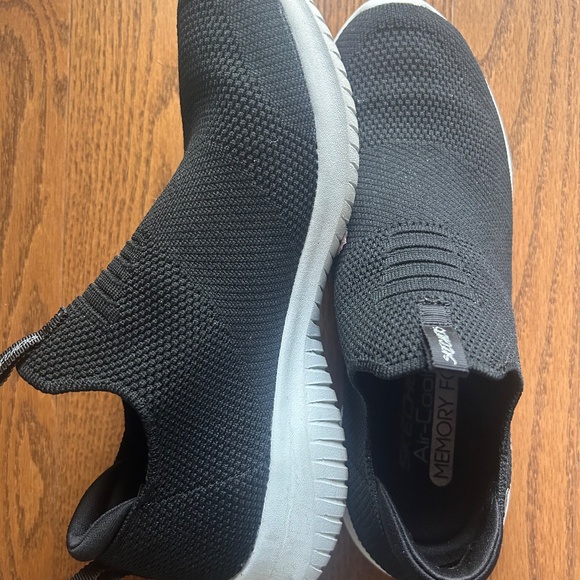 Sketchers Slip-on Shoes - Picture 4 of 6